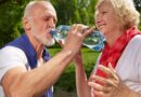 Expertos revelaron cuánta agua tienen que tomar los mayores de 60 años para cuidar su salud cerebral y física